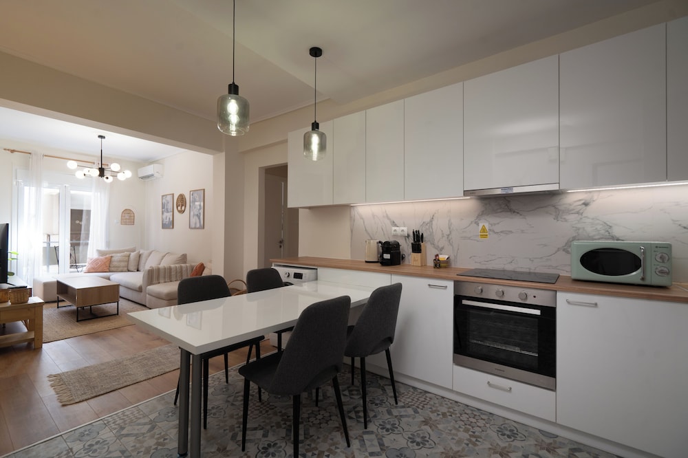 Luxury Comfort in Pagrati - 5 min to Varnava Square
