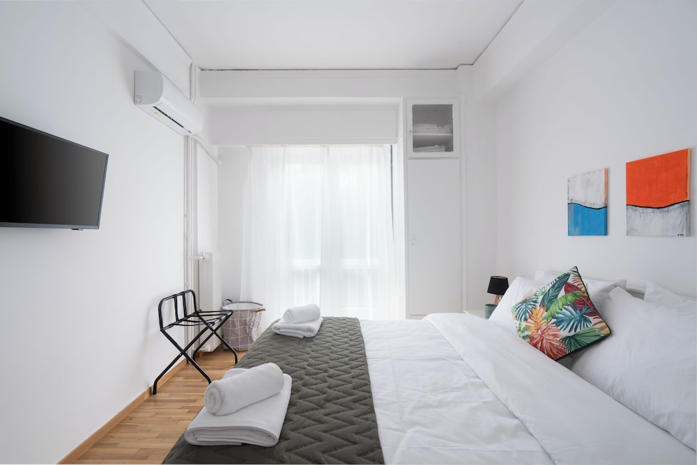 Cozy Apartment in Athens With Balcony, 5 Minutes To Metro