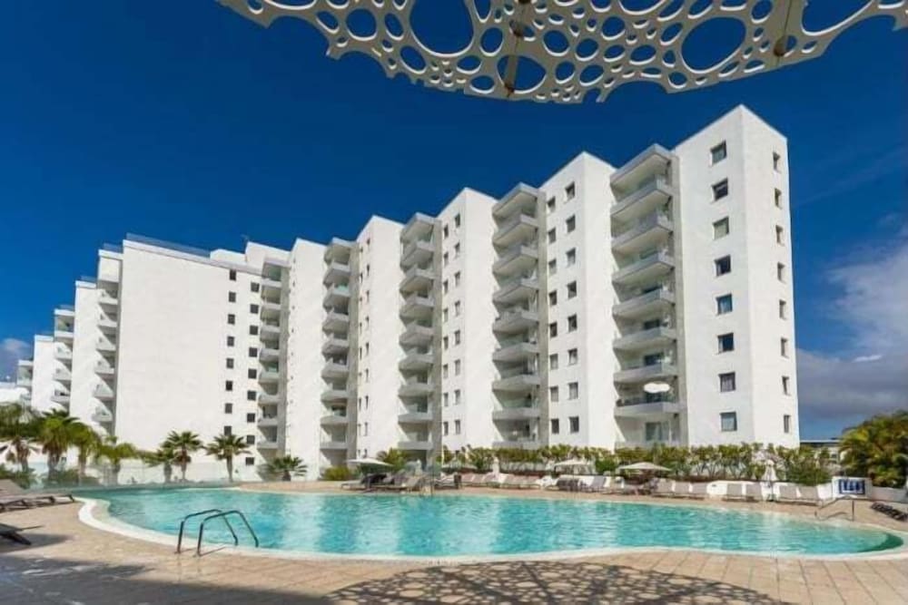 Ocean Garden 2BR Apartment Heated Pool Parking