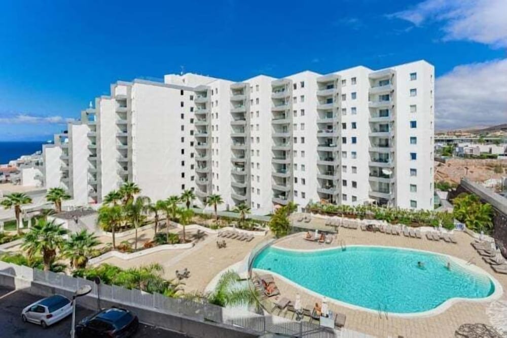 Ocean Garden 2BR Apartment Heated Pool Parking