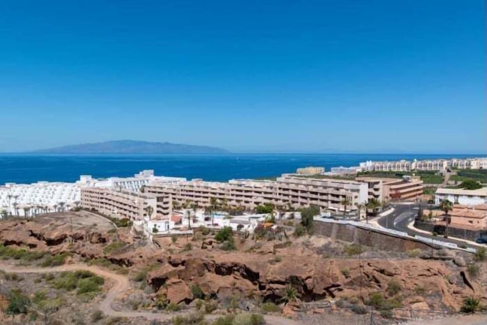 Ocean Garden 2BR Apartment Heated Pool Parking