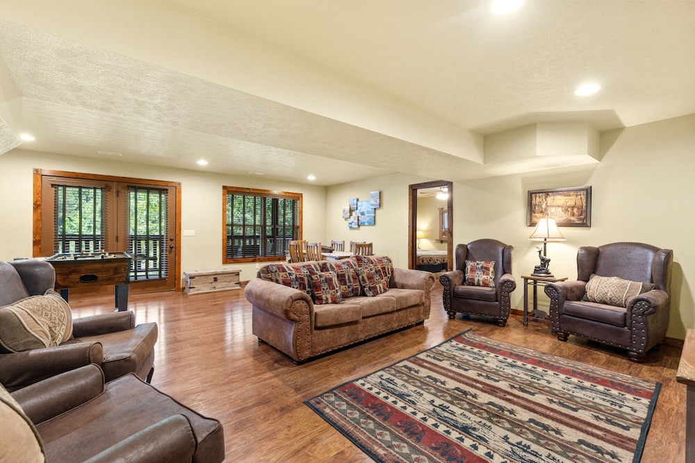 Timeless Memories Lodge 6 Bedroom Cabin by RedAwning