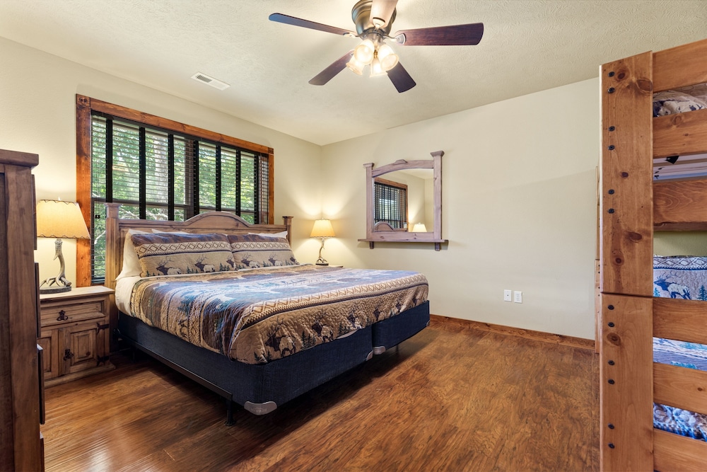 Timeless Memories Lodge 6 Bedroom Cabin by RedAwning