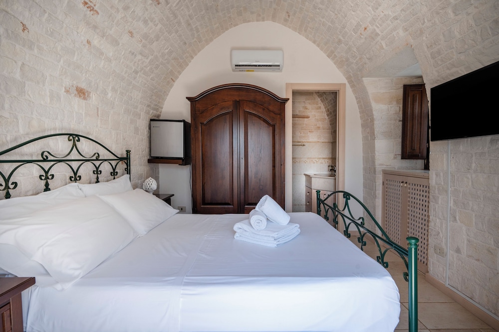 TRULLI CONTENTO ROOMS E APARTMENTS view 3