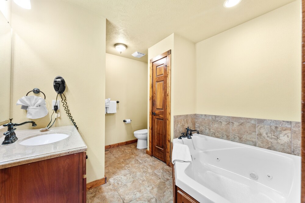 Timeless Memories Lodge 6 Bedroom Cabin by RedAwning