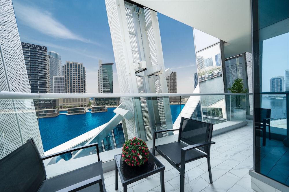 SIMPLY COMFORT Urban Chic Suites in J One Tower City & Canal Views
