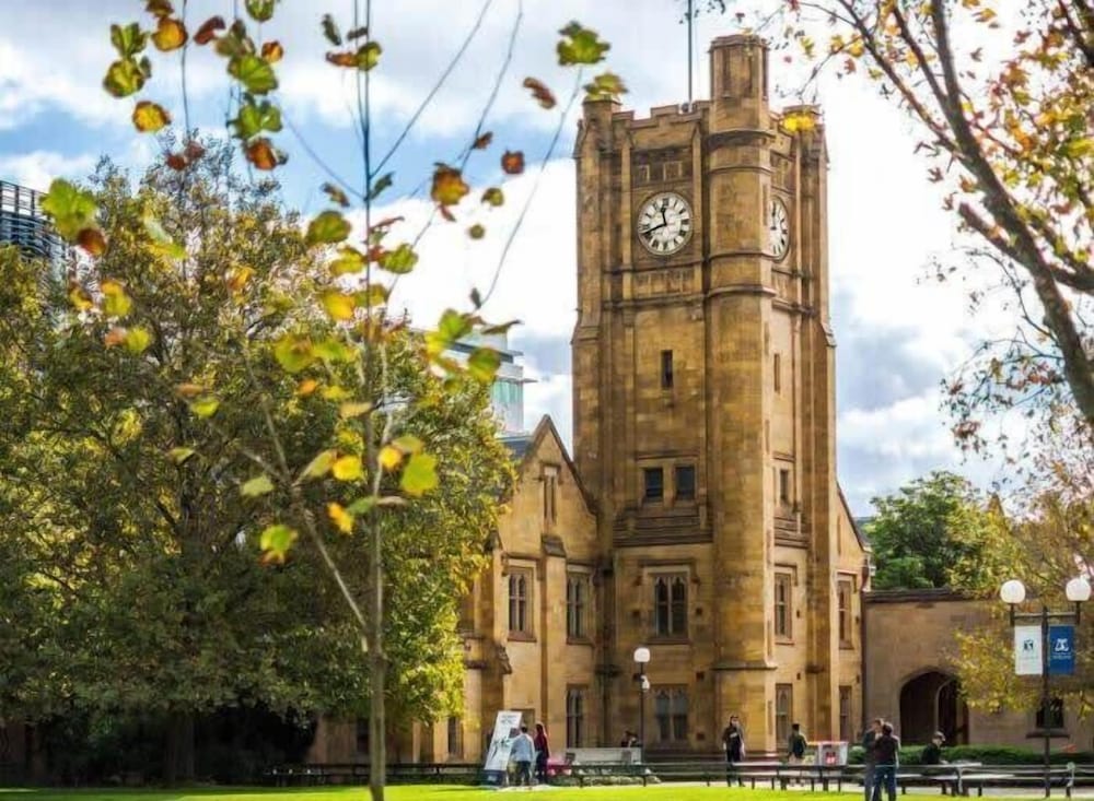 A Lux 2BR Apt Next to Melbourne Uni, Free Parking