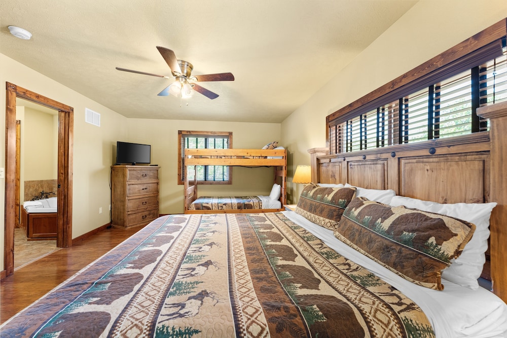 Timeless Memories Lodge 6 Bedroom Cabin by RedAwning