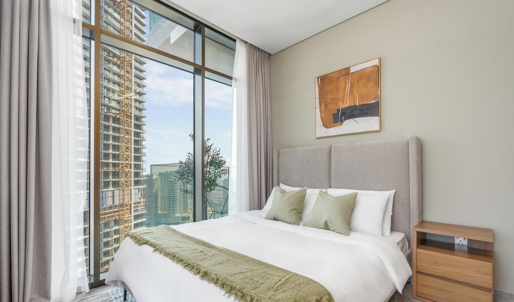 Luxury 2BR in Peninsula One by Bespoke