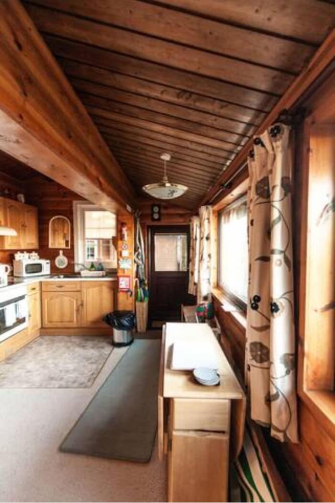 Two Bed Log Cabin in the Mountains view 4