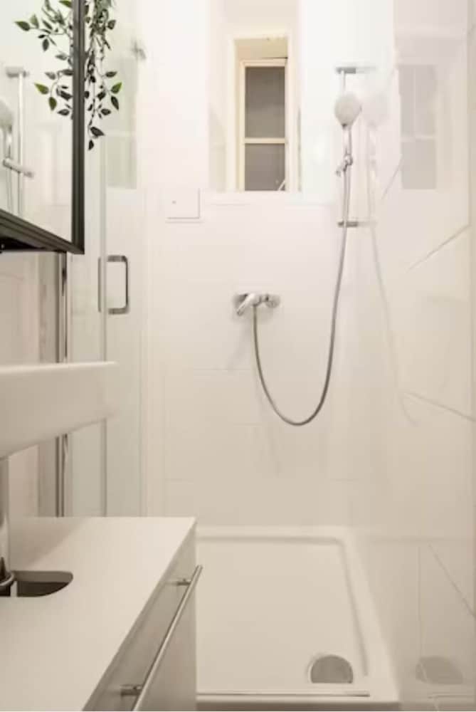 City Apartment - 5 min to Metro