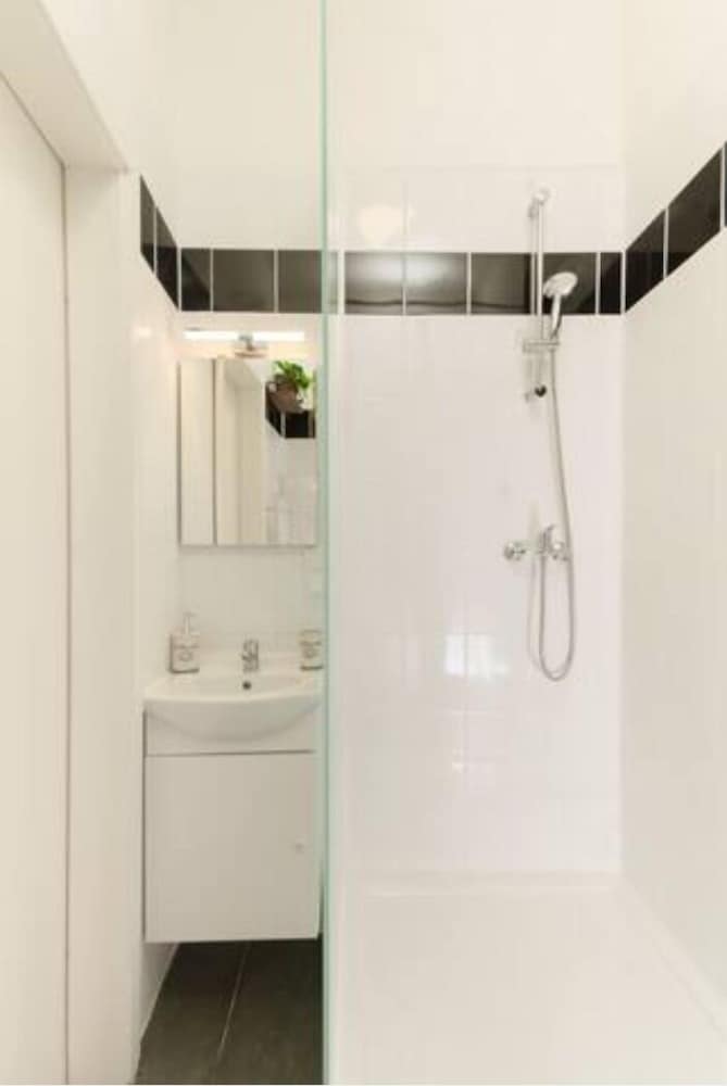 Designer Apartment - 5 min to Center
