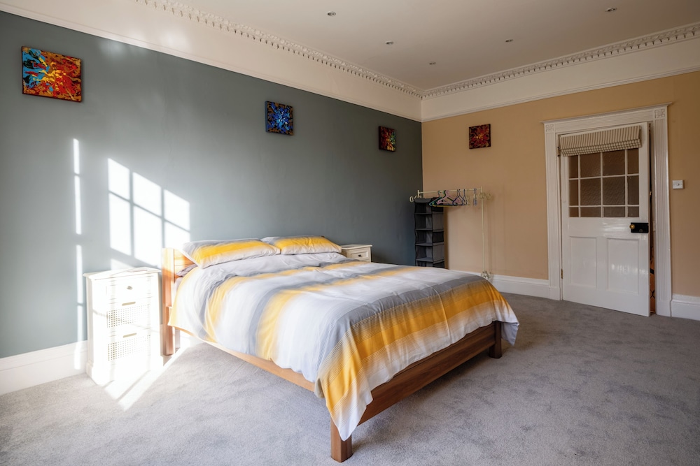 Large Central 5 BD with Stunning Gardens view 3