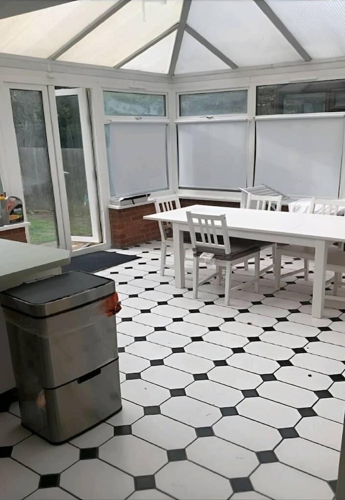 Spacious Apartment in Thornton Road L