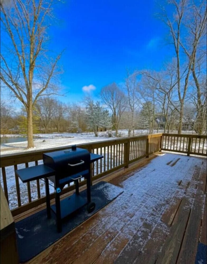 Bourbon Barrel Cabin on Lake Near Airport Downtown