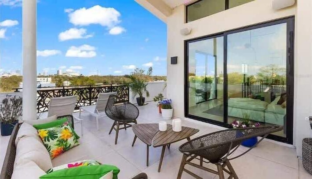 Lux Penthouse 4-story Stunner Rooftop Views