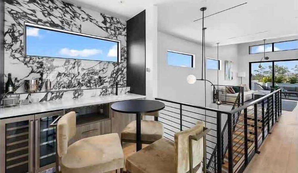 Lux Penthouse 4-story Stunner Rooftop Views