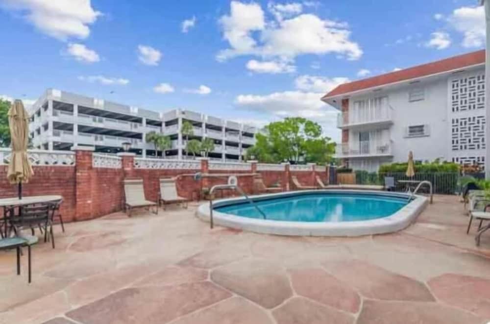 Colonial Manor Condos - Fort Lauderdale