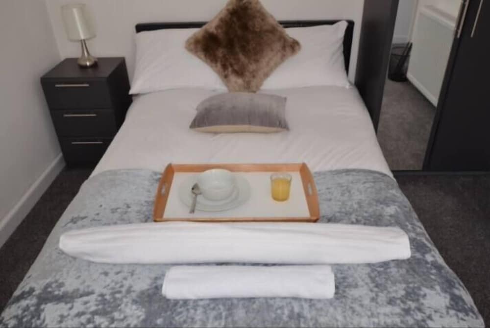 Beautiful 3-bed House in Wolverhampton view 5