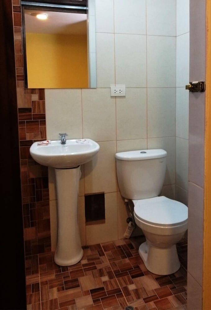 Posada Saqra en Cusco — bathroom