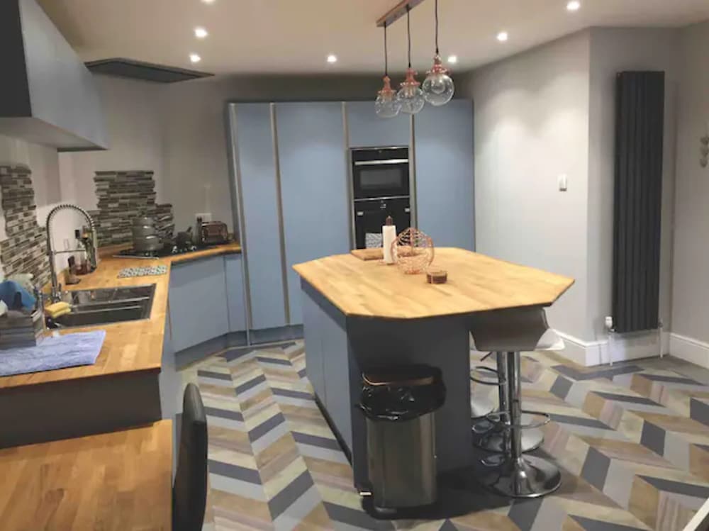 Home by the Sea Quirky Three Bedroom Family House view 4