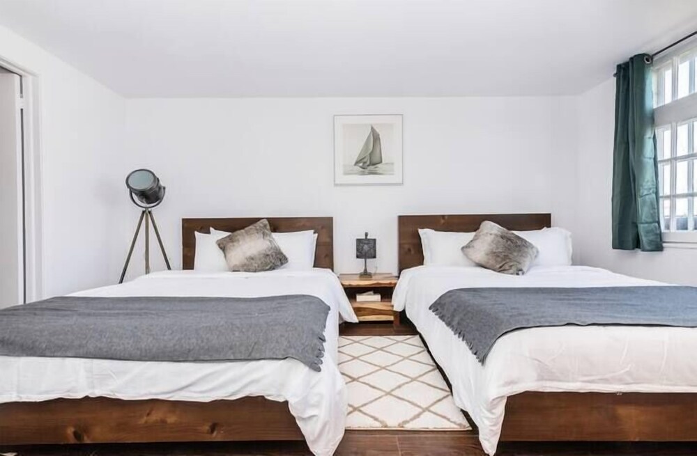 Modern Meets Rustic - 2 Bdrm Old Quebec view 2
