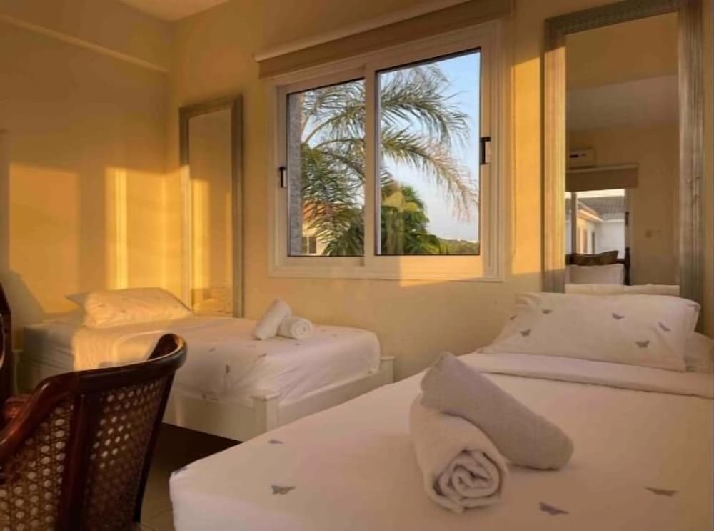 Room in Guest Room - Deluxe Bedroom in Villa