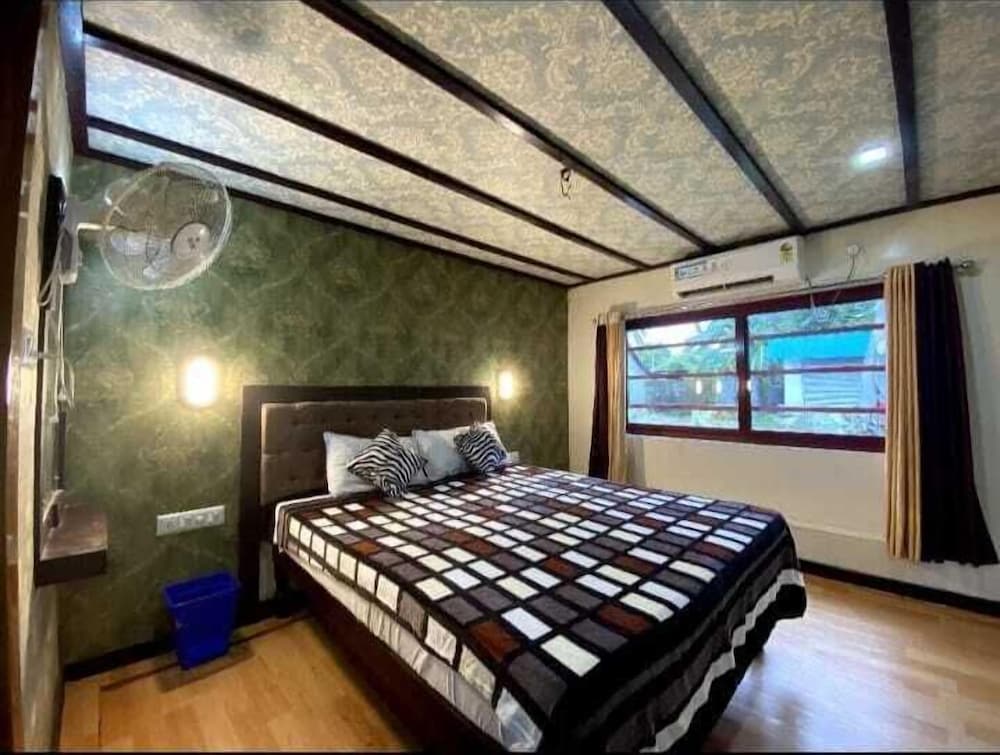 Honeymoon Boathouse