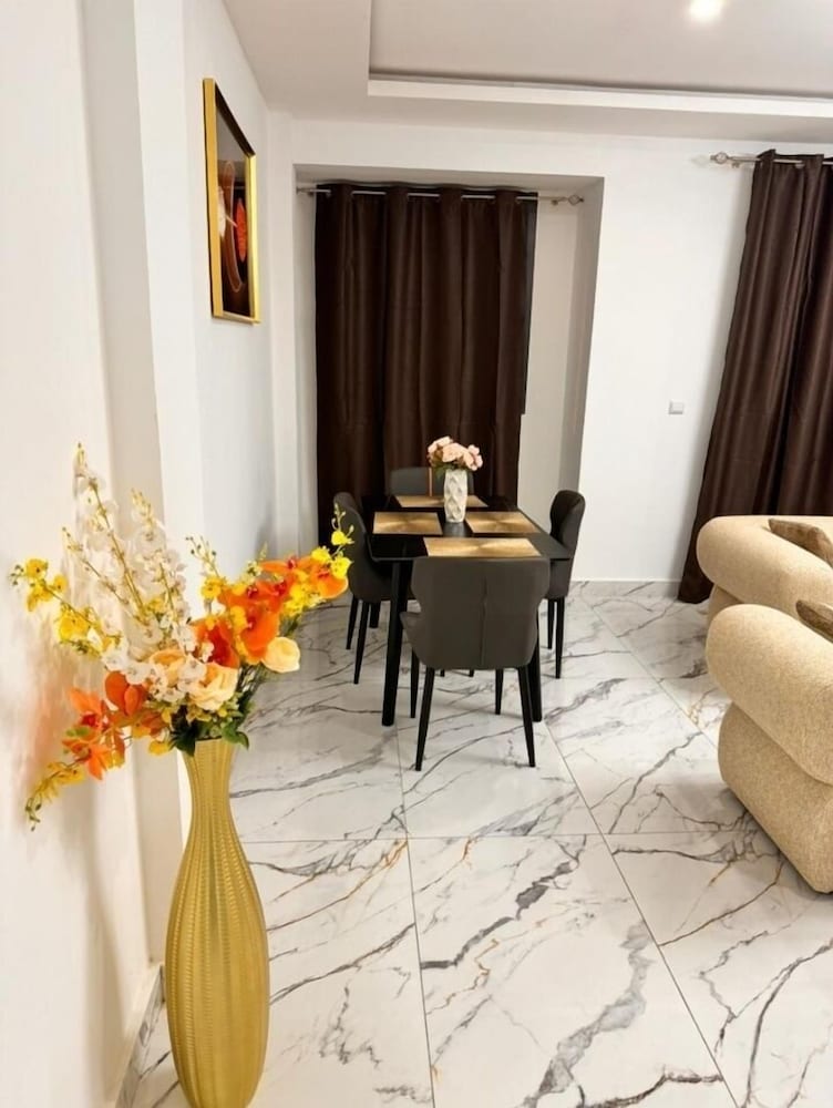 Everluxe Residence