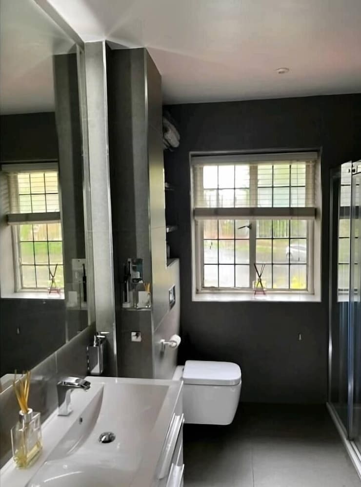 Spacious Apartment in Thornton Road L