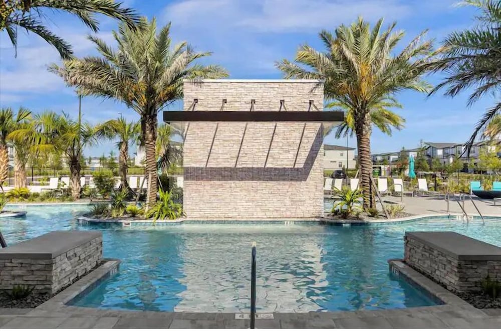 Luxurious 15br Villa With Lake View & Game/theater