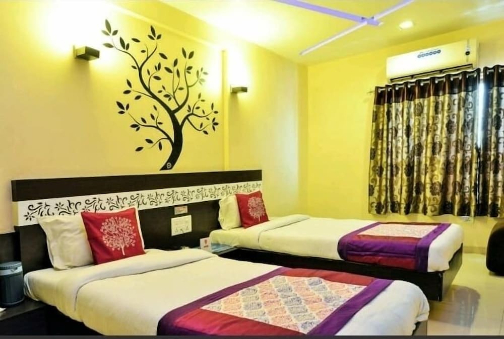 hotel skylawn surat