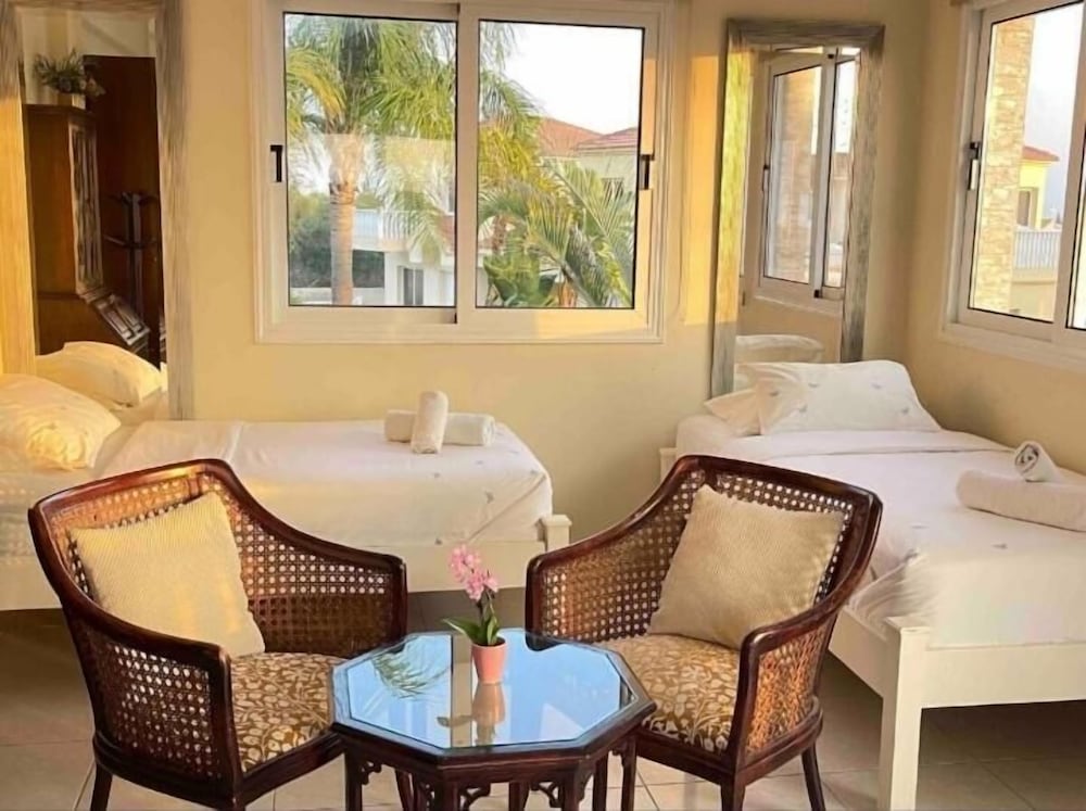 Room in Guest Room - Deluxe Bedroom in Villa