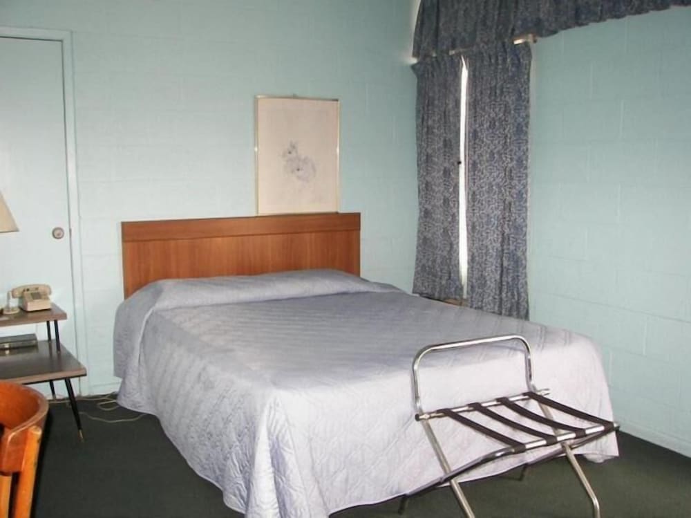 Holiday Host Motel