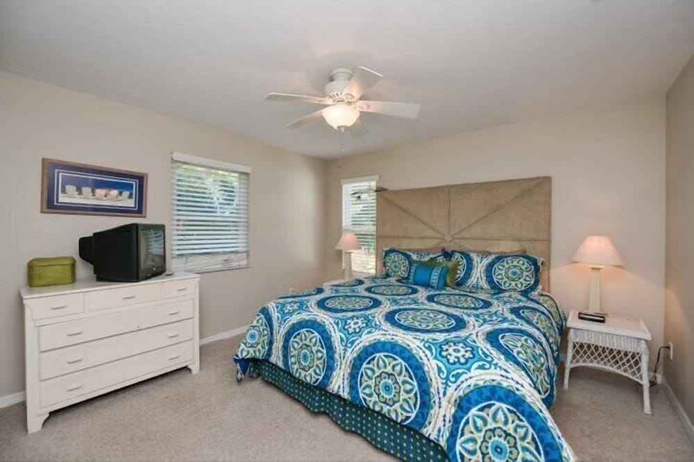 129 51st Street 3 Bedroom Home by RedAwning view 3