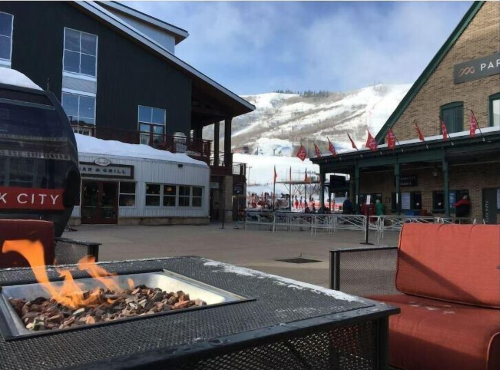 2BR Resort Plaza 5022 Slope-Side Park City Condo, Ideal for Families & Couples
