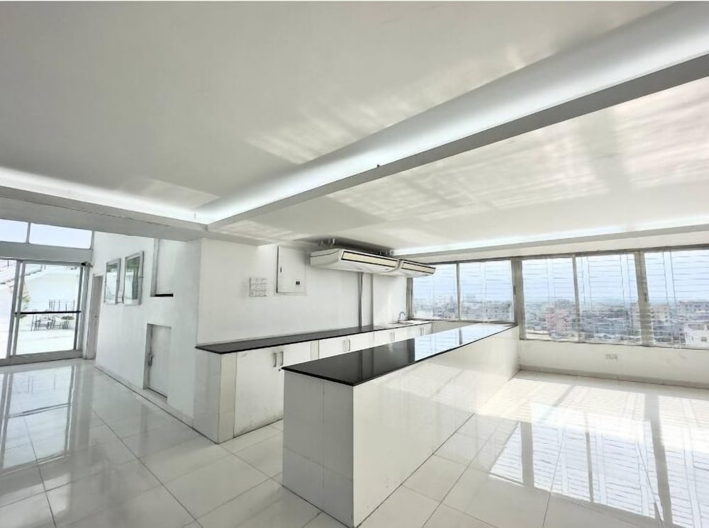 300sqft 5 Studio Gym & Pool Access