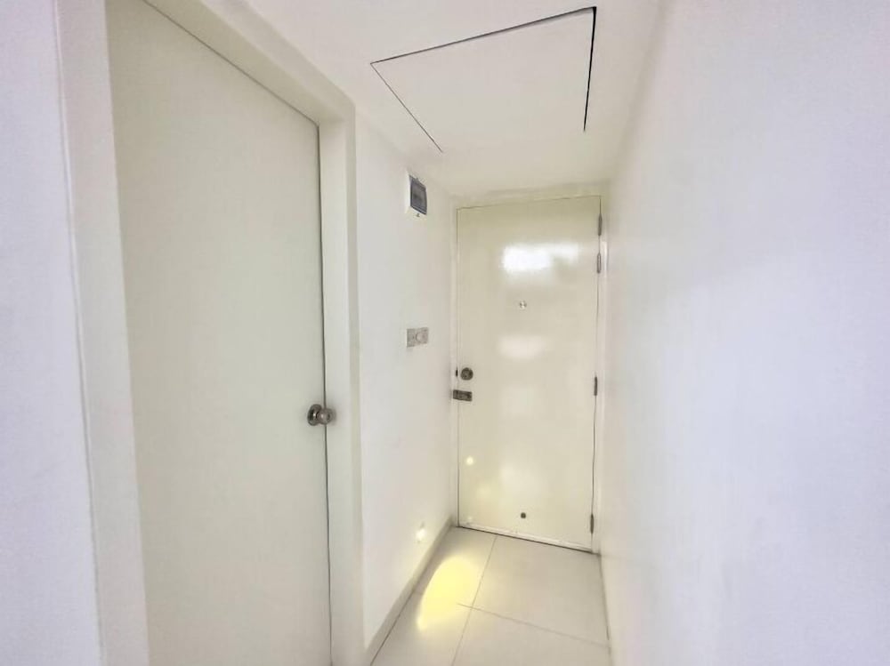 250 sqft 2 Studio Apt Pool and Sauna