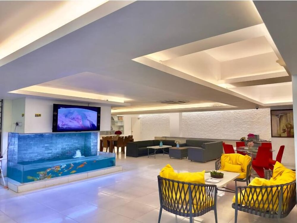 350sqft 5 Apartment Pool Gym & Movie