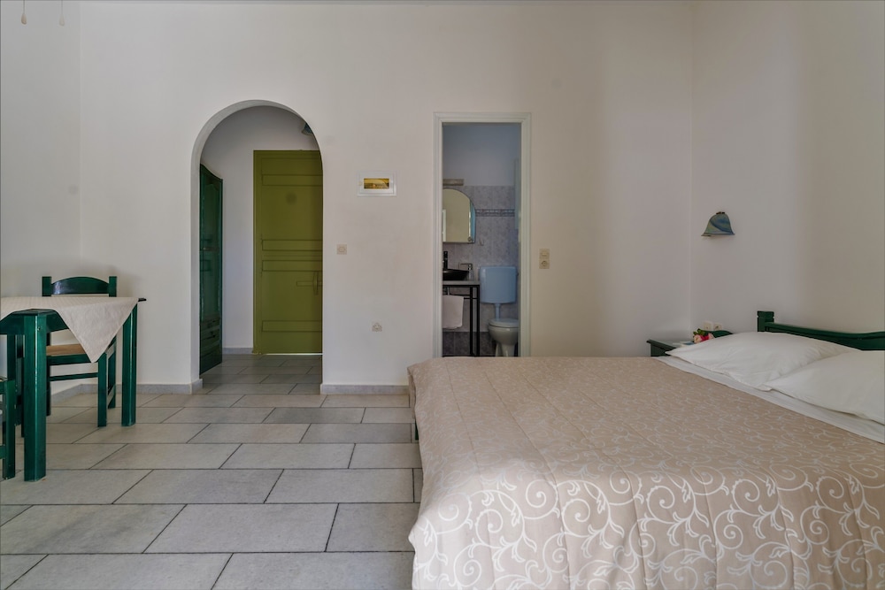 Studios Vrettos Beachfront Hotel