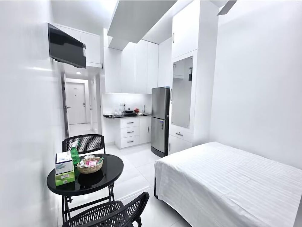 250 sqft 2 Studio Apt Pool and Sauna
