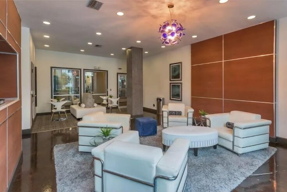 BC-324: Channelside Luxury Apartment - Image 1
