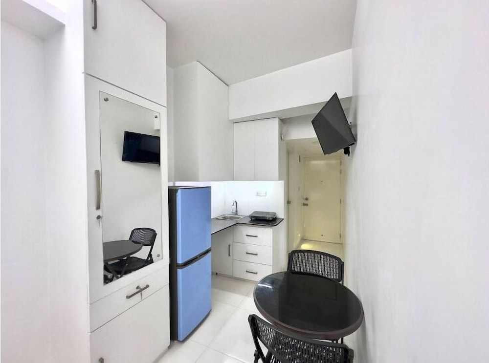 250sqft 4 Economy Stay Pool & Gym