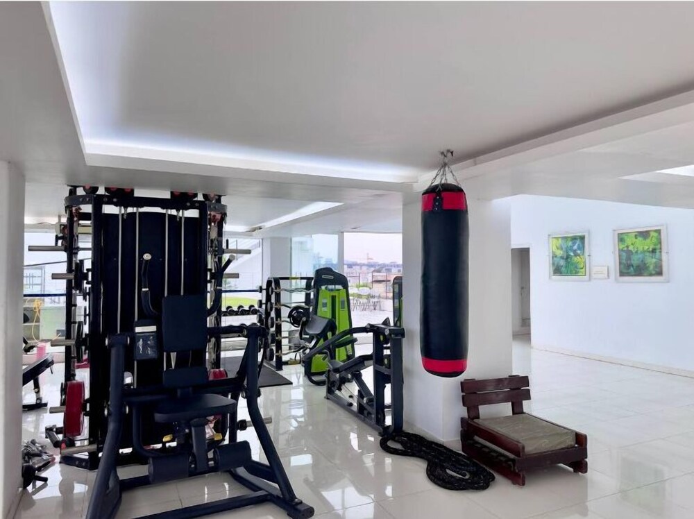350sqft 5 Apartment Pool Gym & Movie