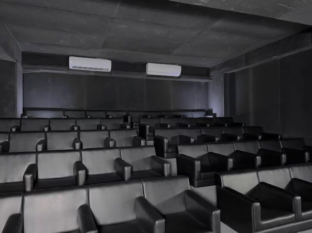 250 sq.ft Studio Apartment with Pool 3