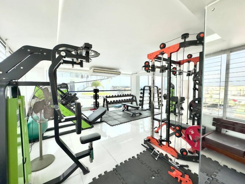 350sqft 5 Apartment Pool Gym & Movie