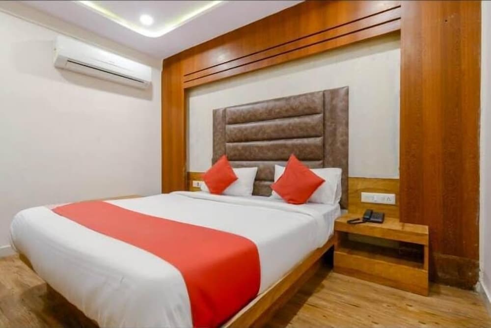 HOTEL SAFARI INN C G ROAD