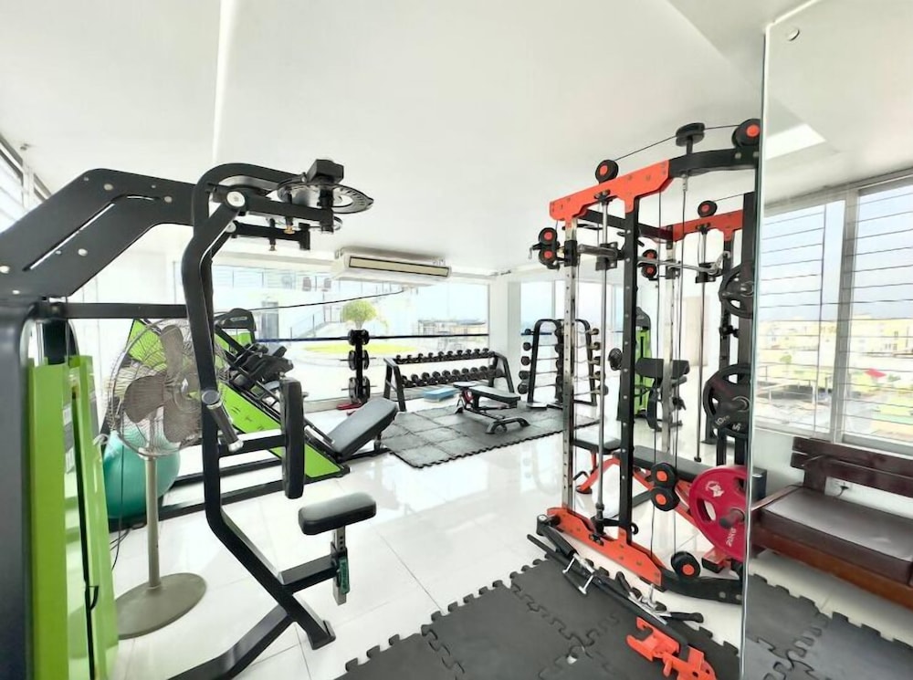 300sqft 5 Studio Gym & Pool Access
