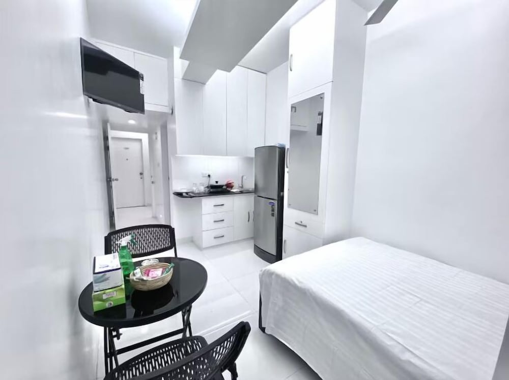 250 sq.ft Studio Apartment with Pool 3
