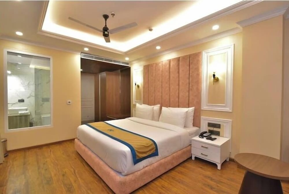 Claret inn by Lawrence Hotels